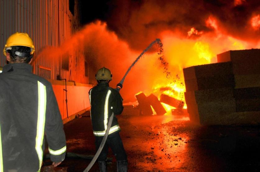 طواقم الاطفاء تحد من انتشار حريق في مطعم برام الله