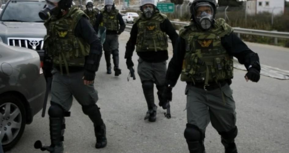 وحدات القمع التابعة لإدارة سجون الاحتلال تقتحم قسم 17 في سجن عوفر