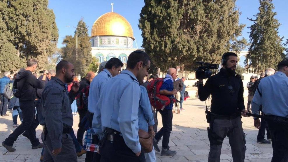 قائد شرطة الاحتلال بالقدس يقتحم باحات الأقصى