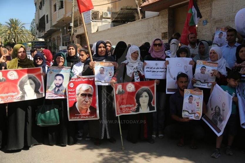 الشعبية تُنظم وقفة مساندة للأسرى بغزة
