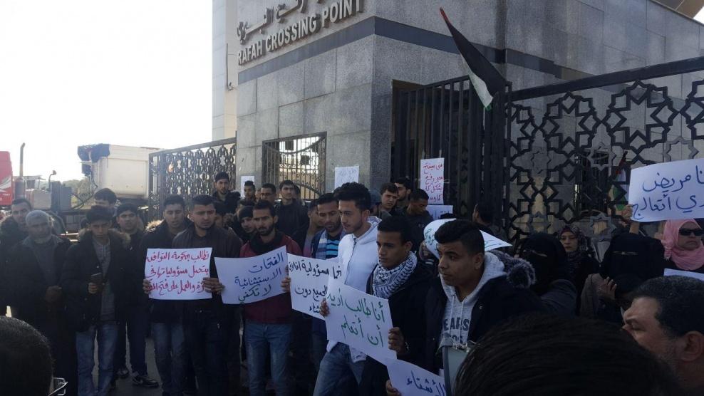 وقفة للعالقين أمام معبر رفح للمطالبة بفتحه