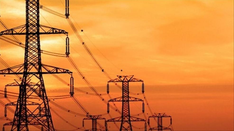  الاحتلال يستولي على أبراج كهرباء ويمنع الطواقم من العمل غرب دورا في الخليل