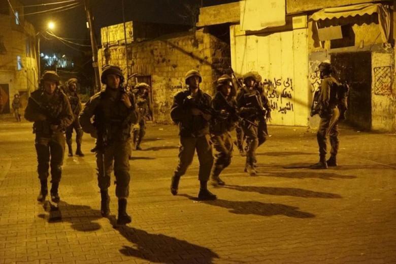 الاحتلال يعتقل 20 مواطنا على الأقل واصابات بمواجهات في قرية أبو شخيدم شمال رام الله