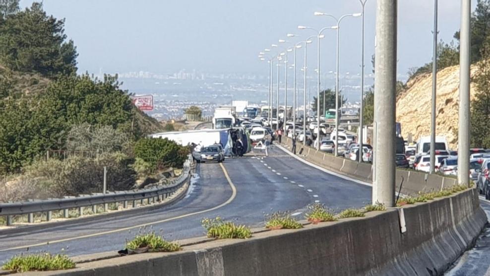 محدث :قتيلان و45 اصابة بانقلاب حافلة اسرائيلية غرب رام الله