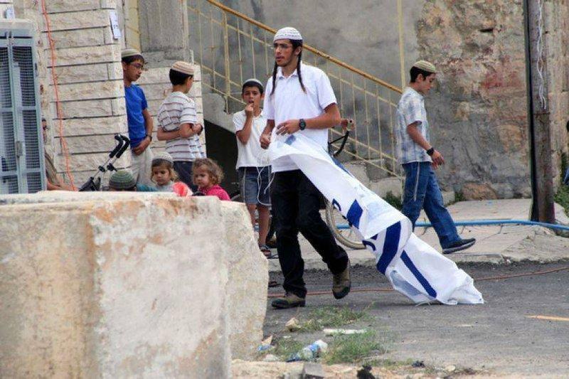 مستوطنون يهدّدون عائلة في الخليل بالقتل ان لم يرحلوا من منزلهم