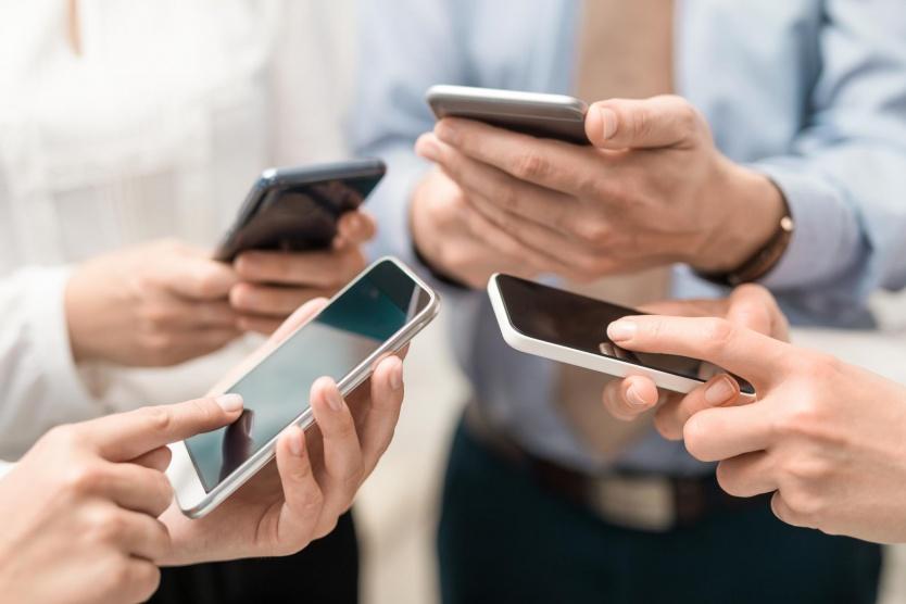 الصحة العالمية: الهواتف الذكية تهدد مليار شخص بفقدان السمع