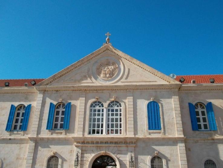 امرأة تعتصم أمام بكركي احتجاجا على حكم يفصلها عن أولادها: أي مسؤولية للبطريرك في أعمال المحكمة الروحية؟