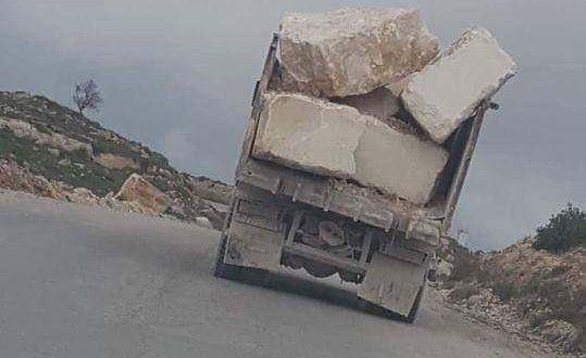 الشرطة تتعامل قانونيا مع سائق شاحنة لعدم تامين الحمولة في بيت لحم