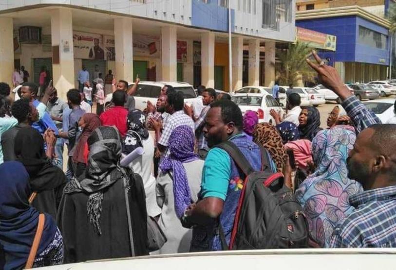 السودان يشكل محاكم طوارئ ويجري تعديلات في صفوف الجيش