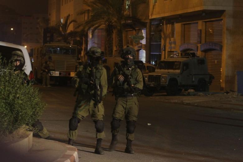 مداهمات واعتقالات بالضفة بينهم زوجة أسير