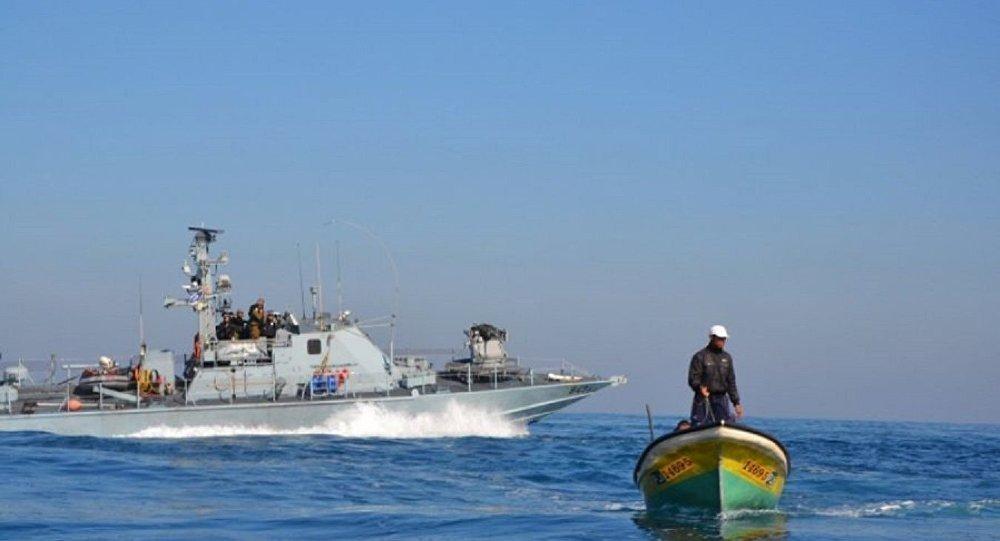 زوارق الاحتلال تطلق النار تجاه الصيادين شمال القطاع