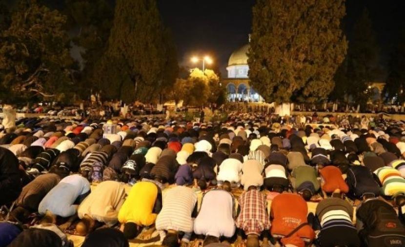 المقدسيون يؤدون صلاة الفجر برحاب الأقصى بعد إعادة فتح أبوابه