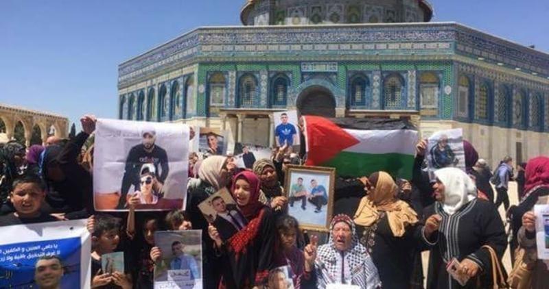 الاحتلال يعتقل أمهات الأسرى خلال اعتصام بساحات الأقصى 
