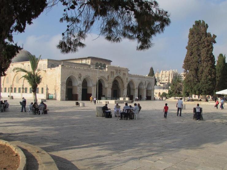  اعتقال شابين بعد فتحهما مصلى باب الرحمة