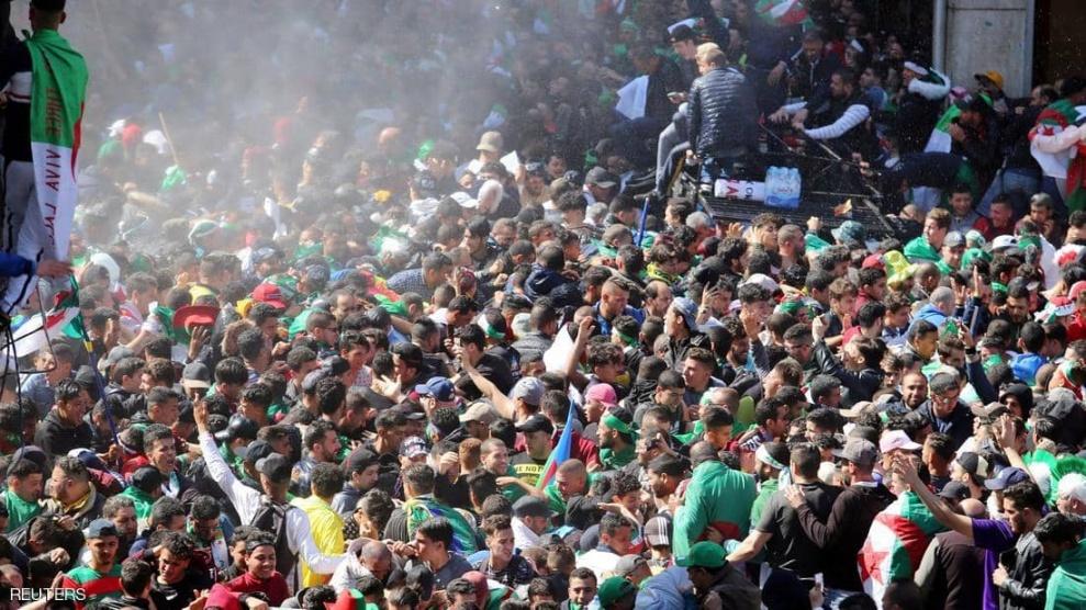 بعد تنحي بوتفليقة.. الجزائريون يتظاهرون ضد