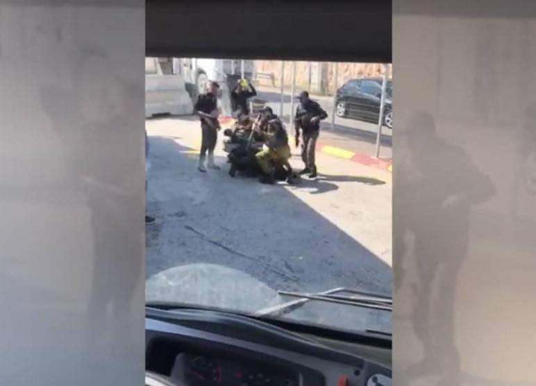 الاحتلال يعتقل فتاة داخل حاجز 