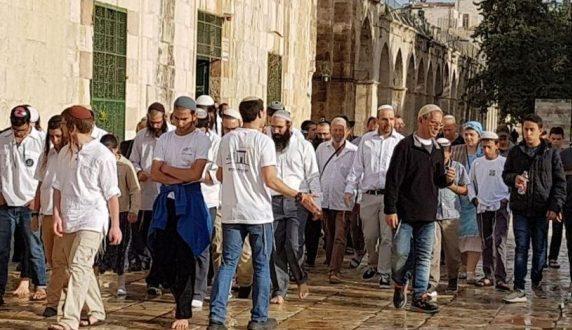 مستوطنون يقحمون الأقصى بـ”الفصح العبري” والقدس ثكنة عسكرية