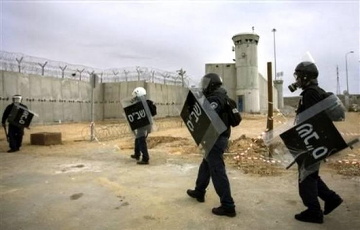 وحدات القمع تقتحم سجن