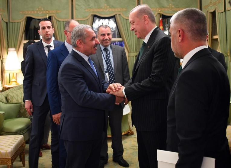 اشتية يلتقي اردوغان ويسلمه رسالة من عباس