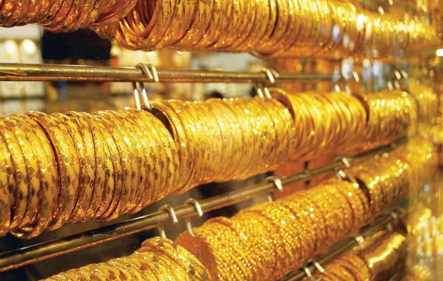 الذهب يهبط ويسجل أكبر خسارة أسبوعية في شهر