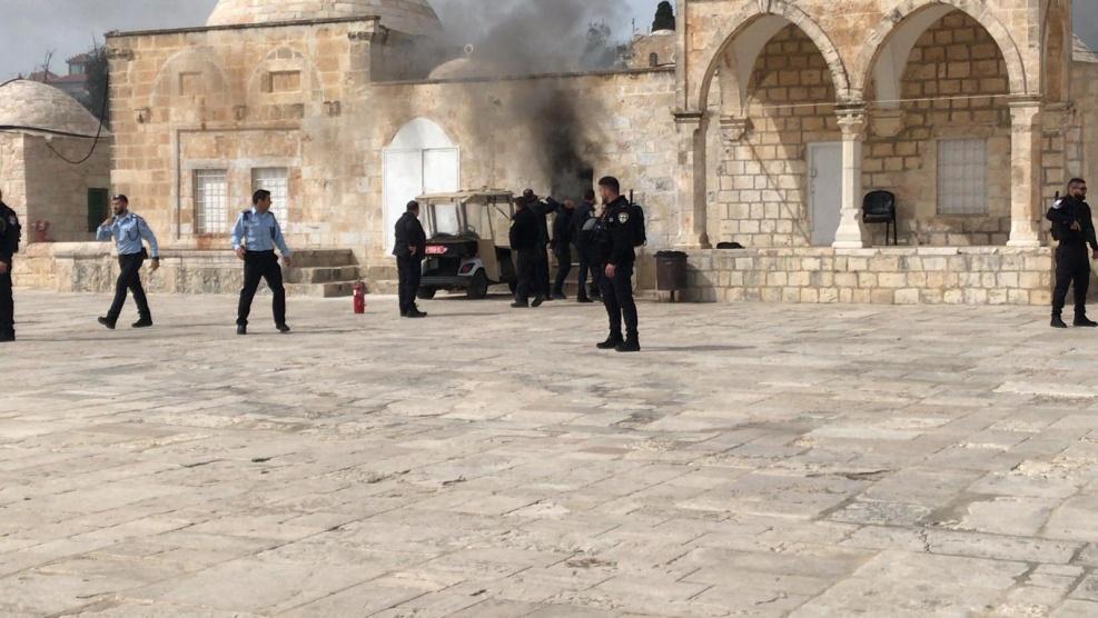 الاحتلال يخرج المعتكفين من الأقصى بالقوة ويعتقل شابا