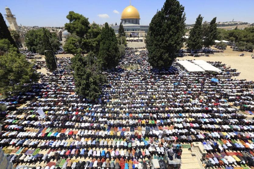 عشرات آلاف المصلين يتوافدون الى الاقصى بالجمعة الثالثة من رمضان