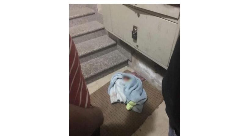 العثور على رضيعة امام بناية سكنية بالخليل