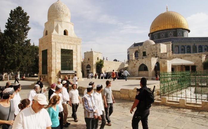 مستوطنون يقتحمون الاقصى بحراسة الاحتلال