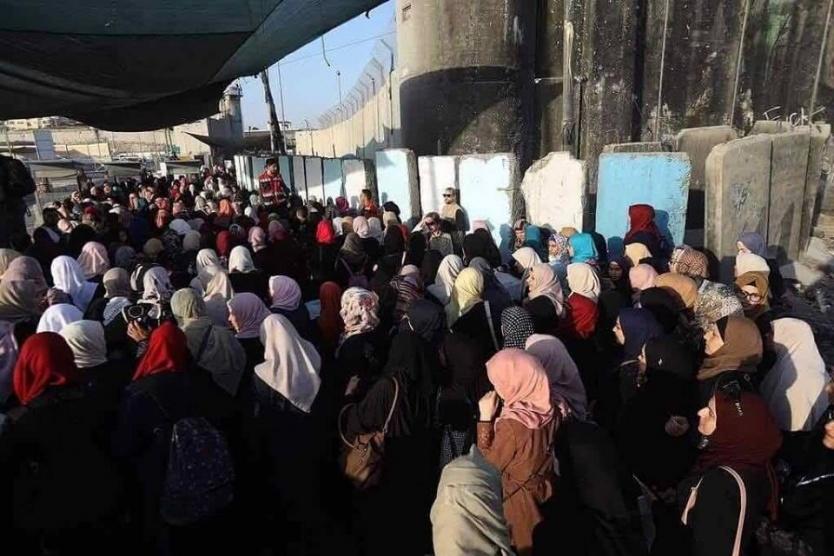 عشرات الاف المصلين يتوافدون الى الاقصى بالجمعة الاخيرة من رمضان