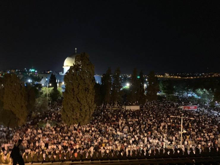  أكثر من 400 ألف يحيون ليلة القدر في المسجد الأقصى