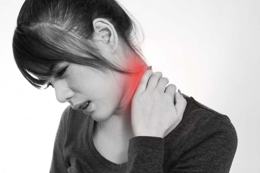 تصلب الرقبة.. متى يستلزم استشارة الطبيب؟