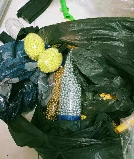 ضبط ألعاب نارية وألعاب خرز بلاستيكية ممنوعة من التداول في الخليل وجنين