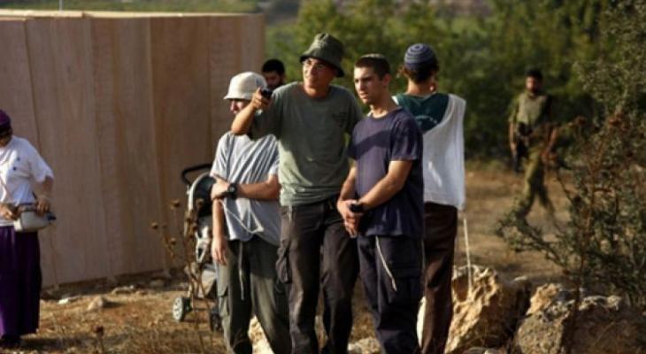 مواطنون يتصدون لمستوطنين حاولوا منع تركيب برج لشركة اتصالات فلسطينية