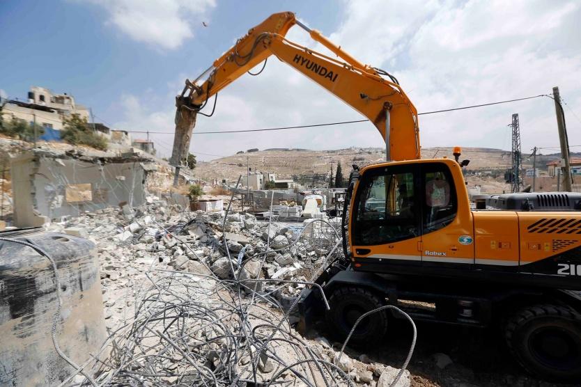 قوات الاحتلال تهدم منزلا في الخليل