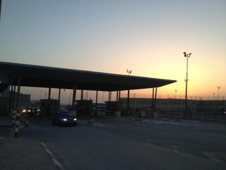 الاحتلال يشرع بعمليات هدم واسعة في محيط حاجز قلنديا