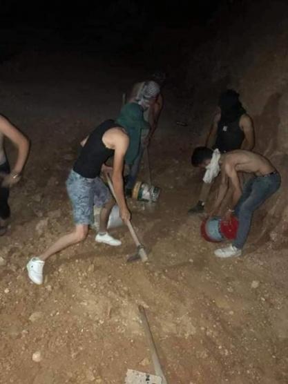 شبان يفتحون طريقًا غرب رام الله أغلقه الاحتلال
