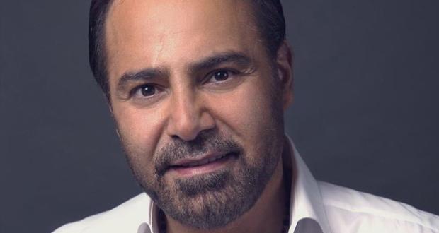 فارس الغناء لعربي يُغني
