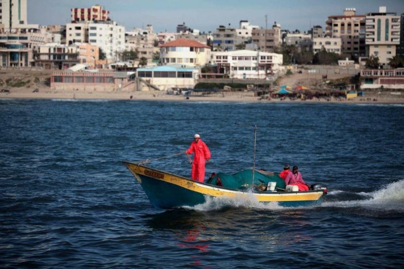 الاحتلال يوسع مساحة الصيد ويسمح بدخول الوقود القطري