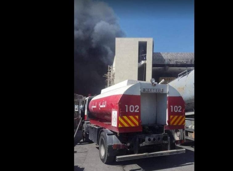 بالصوت والصورة-الدفاع المدني لشبكة وتر : السيطرة على حريق اندلع داخل مصنع ومستودع للألبان في بيت جالا