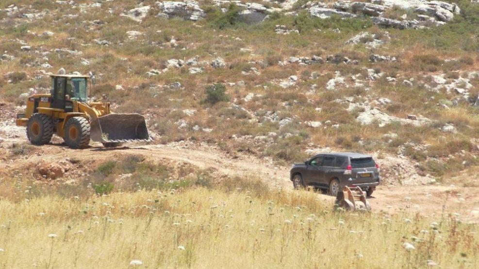جرافات الاحتلال تشق طرقا استيطانية في الأغوار