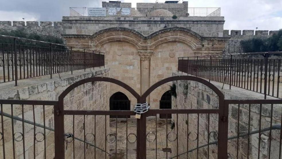 بالصوت :شرطة الاحتلال تفرغ محتويات مصلى باب الرحمة