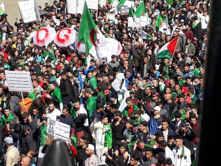عشرات الآلاف يحتجون في الجزائر