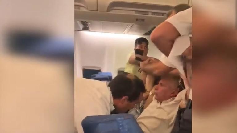 شاهد.. مصري يتعرض لضرب مبرح داخل طائرة رومانية والسلطات المصرية والمغربية تتدخل