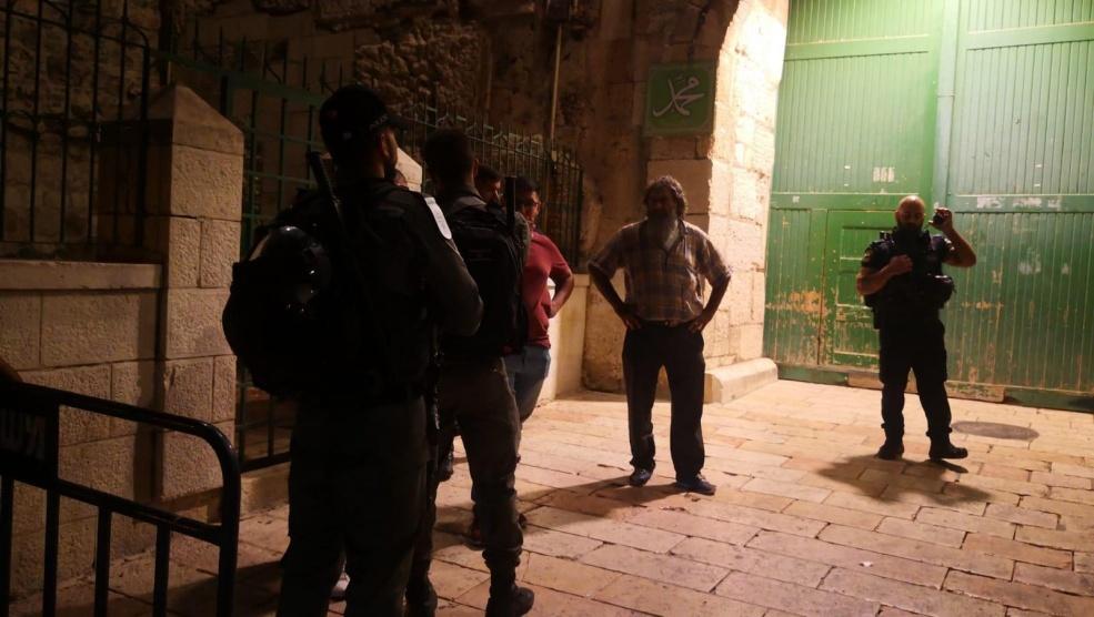 الاحتلال يبعد مقدسية عن الأقصى ١٥ يوما ويعتقل شابين