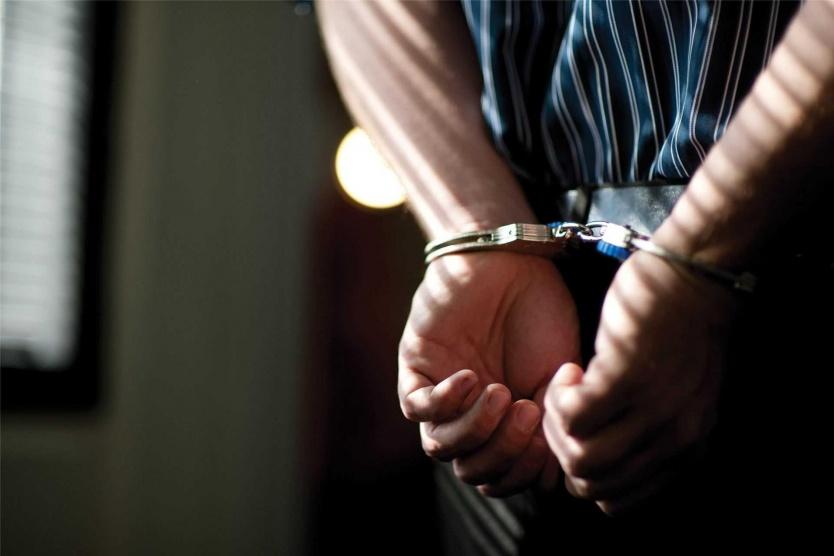 القبض على شخص مشتبه به باطلاق النار على شخصين واصابتهما