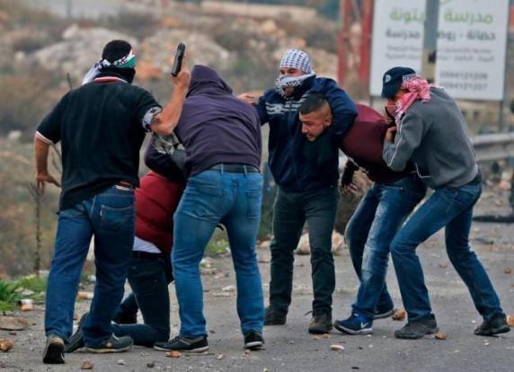 قوة اسرائيلية خاصة تختطف 3 مواطنين من بلدة العيزرية شرق القدس