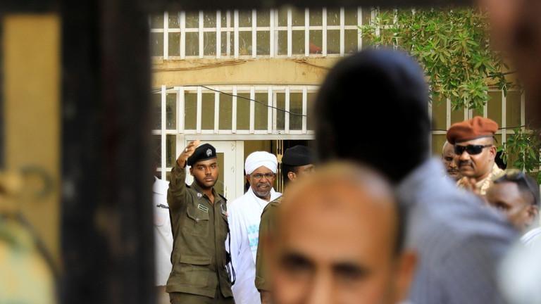 انعقاد أولى جلسات محاكمة البشير وسط إجراءات أمنية مشددة