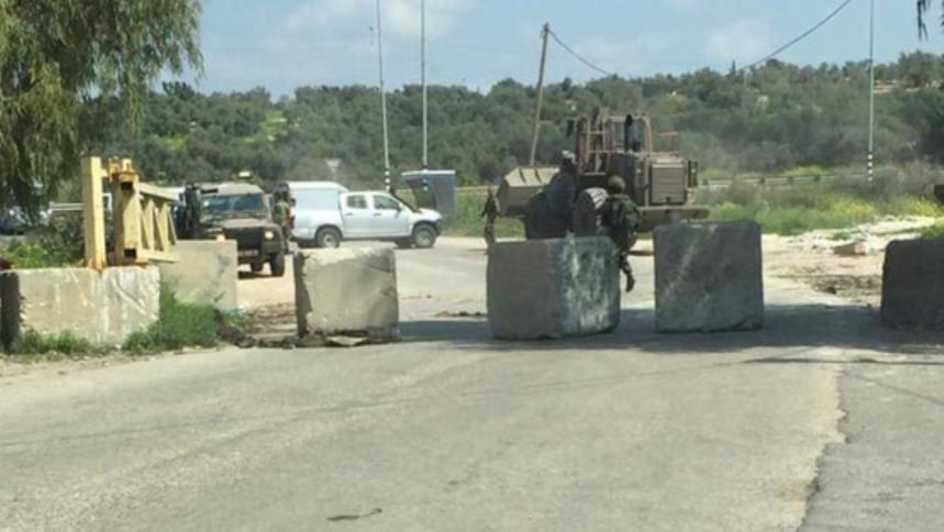 الاحتلال يغلق مدخل عزون في قلقيلية ببوابة حديدية