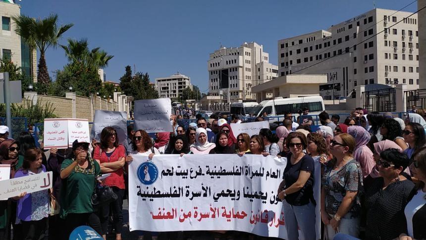 تظاهرة نسائية أمام مجلس الوزراء رفضًا للعنف بحق المرأة