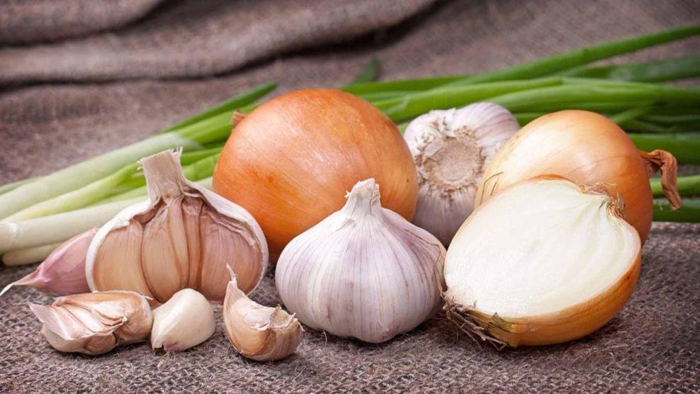 تناول الثوم والبصل يوميا يحمي النساء من سرطان الثدي
